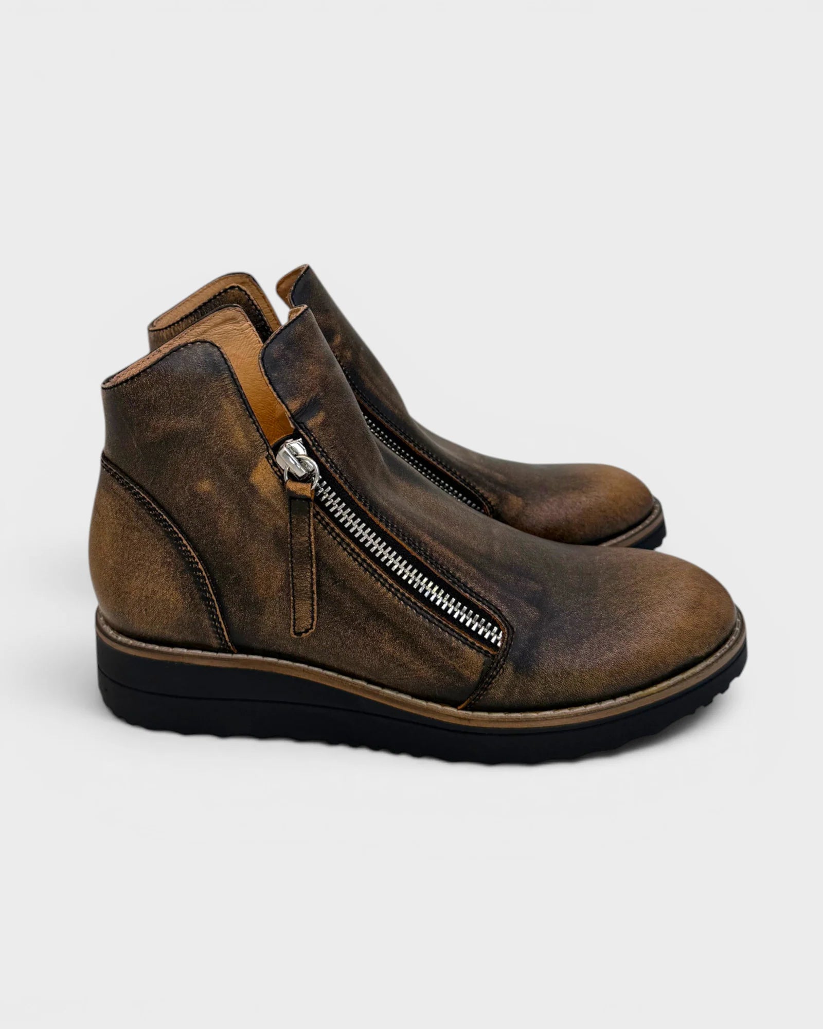 Django &amp; Juliette Women's OHMY Black/Cognac Leather